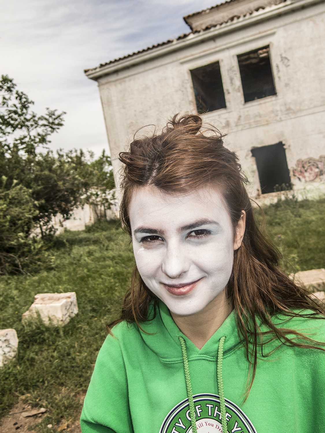 adolescente maquillada para el rodaje sonrie al fotoperiodista