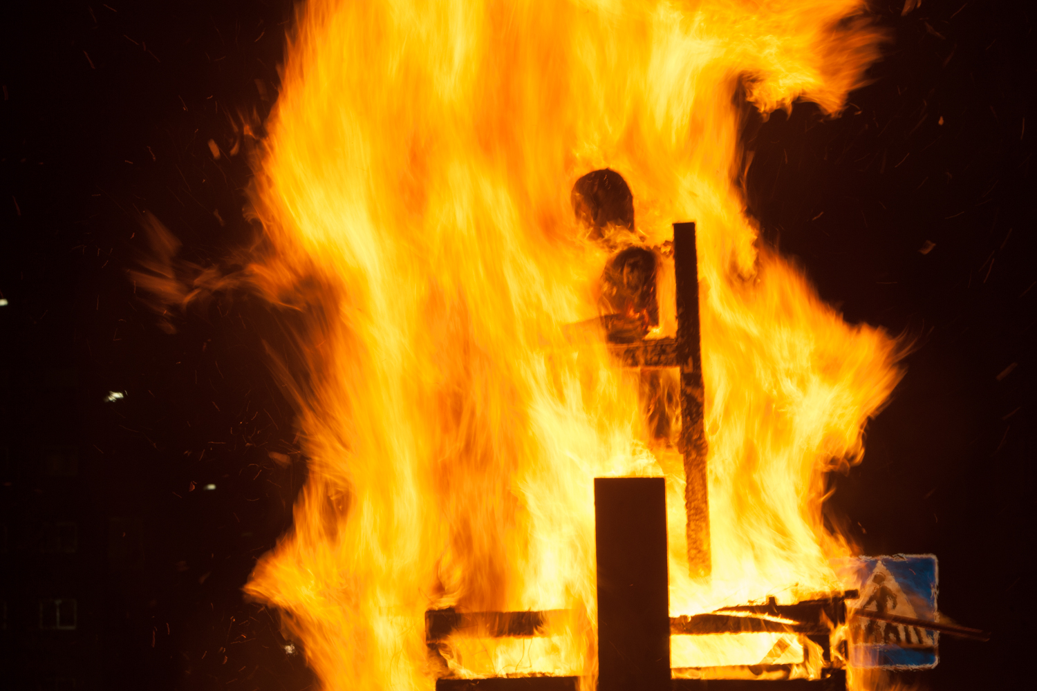 Fiesta de las candelas, tradicional quema del Marimanta, muñeco que representa a Jordi Pujol y Artur Mas. Oto