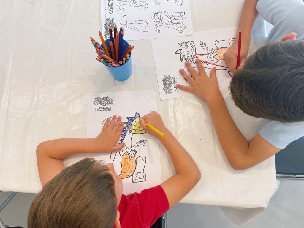 Niños dibujando en la Carpa Gráfica